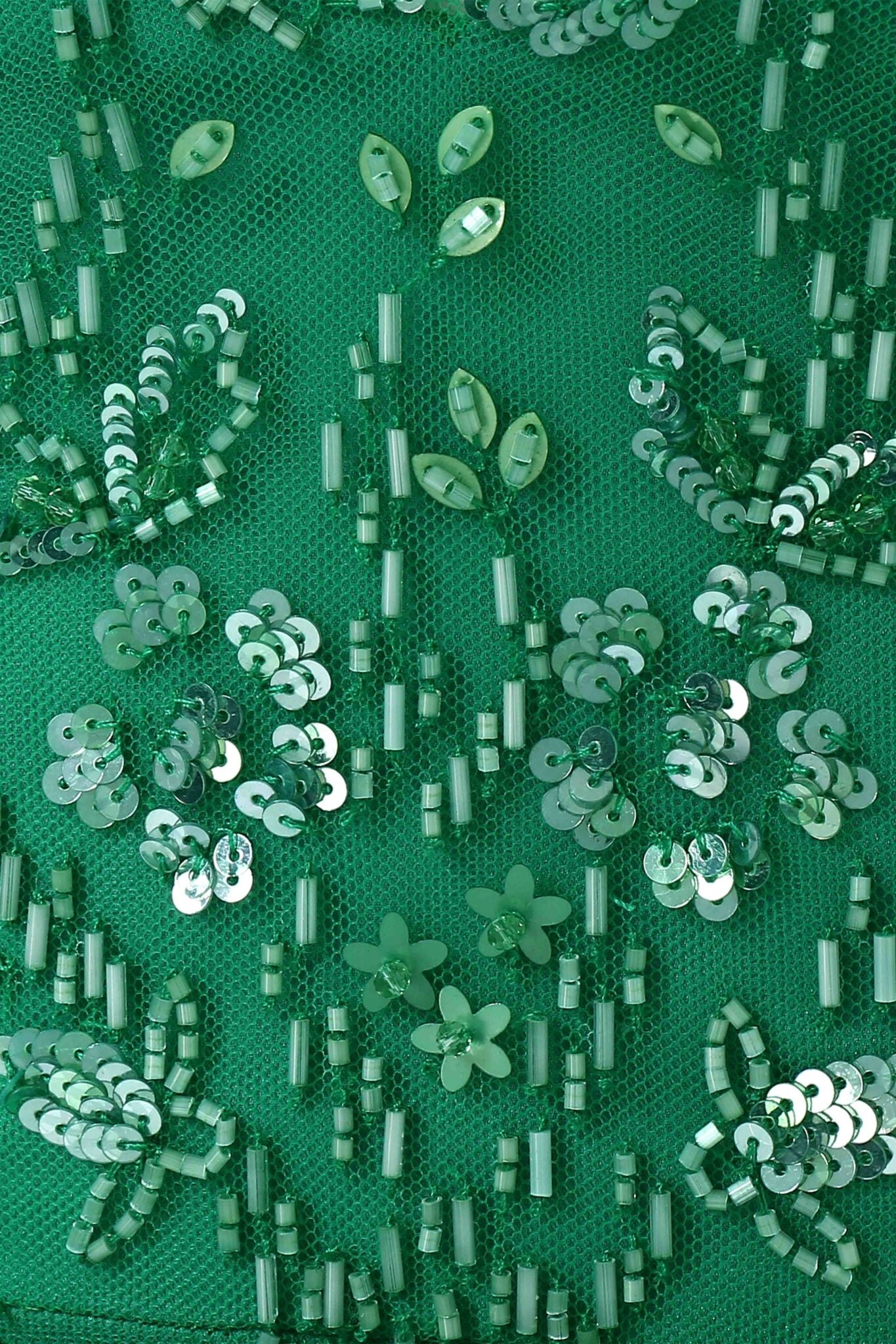 فستان بقصة ذيل السمكة مع أكمام طويلة وياقة بشكل حرف V