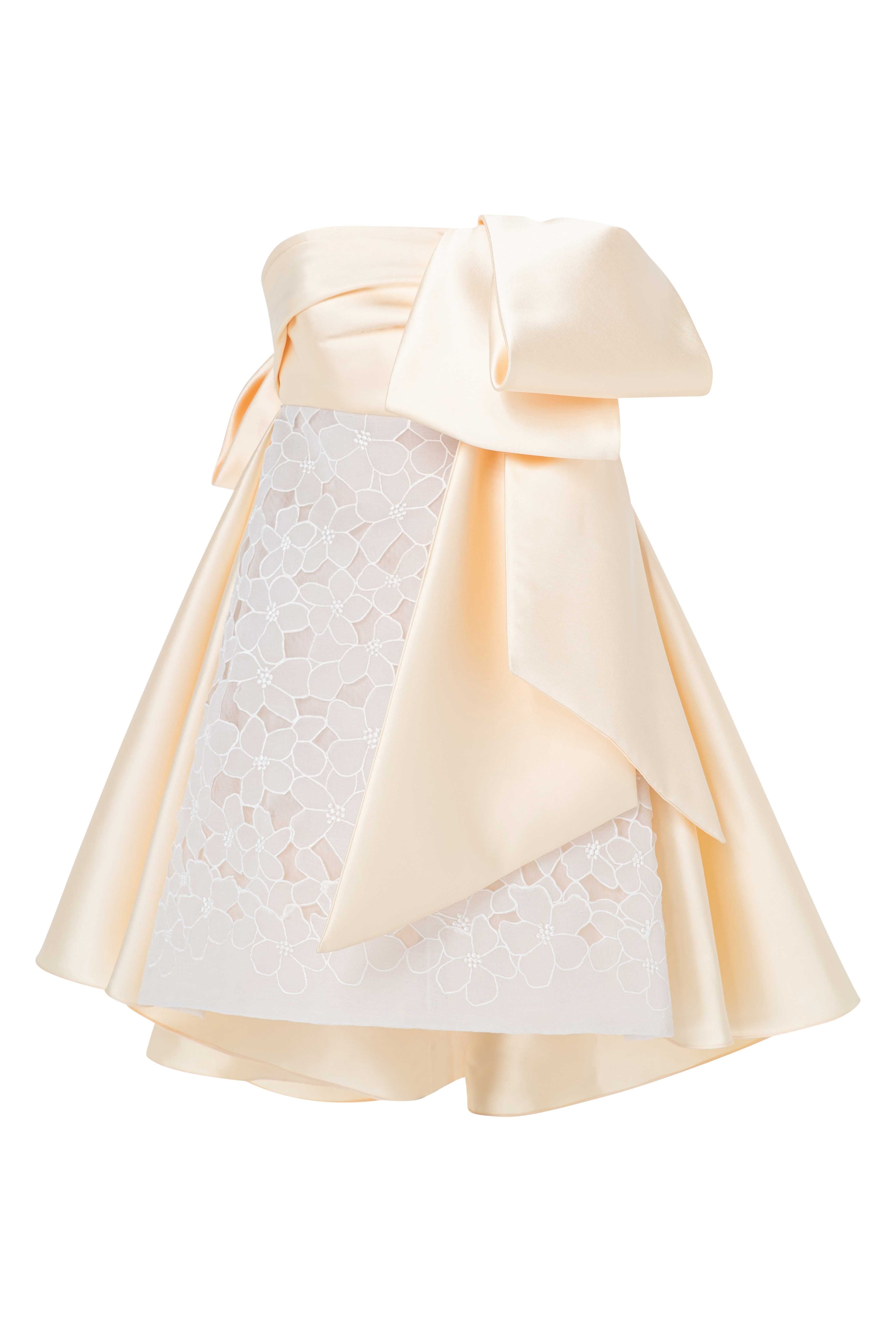 فستان قصير مطرّز بنقشات زهرية وفيونكات