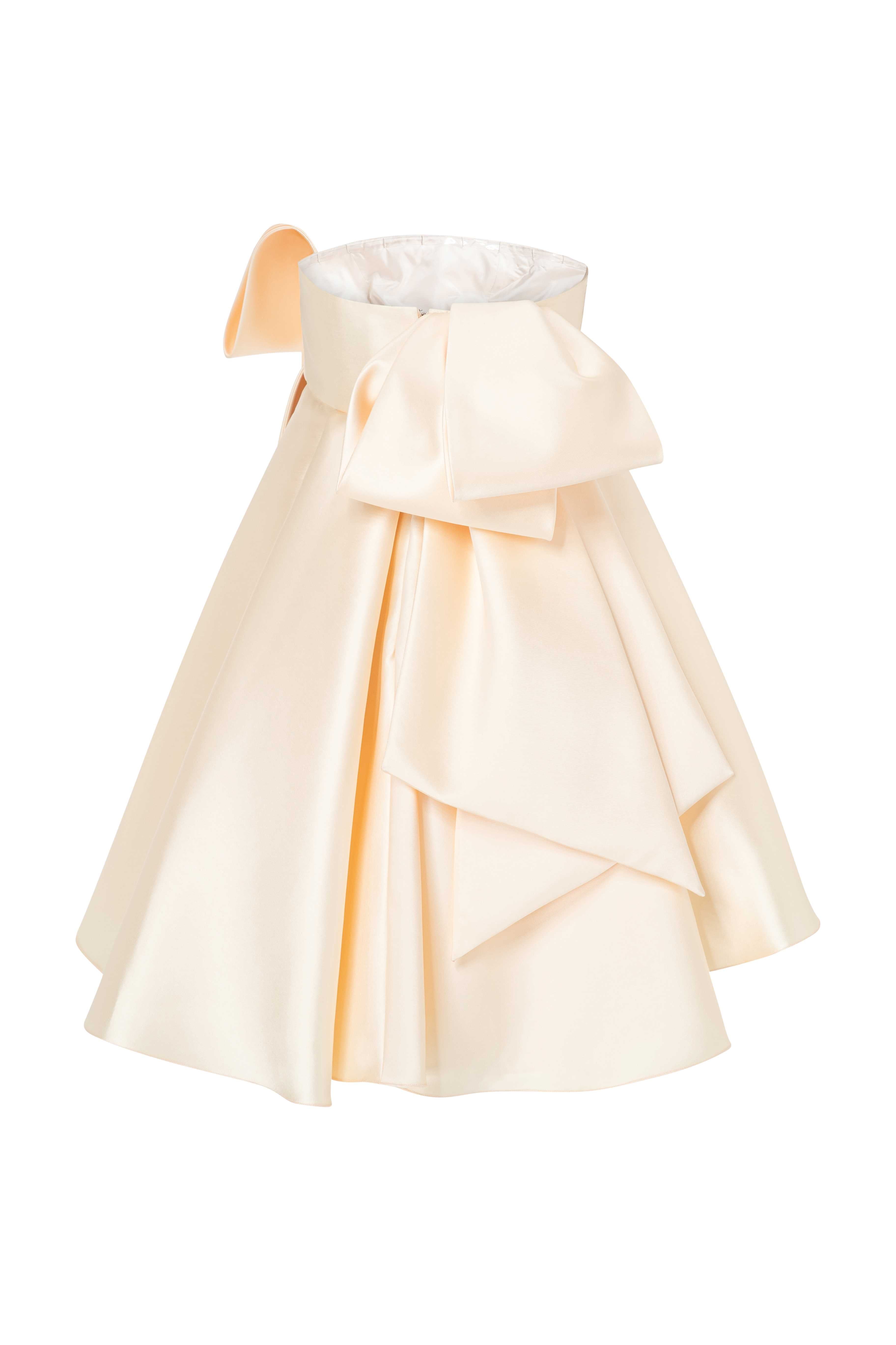 فستان قصير مطرّز بنقشات زهرية وفيونكات