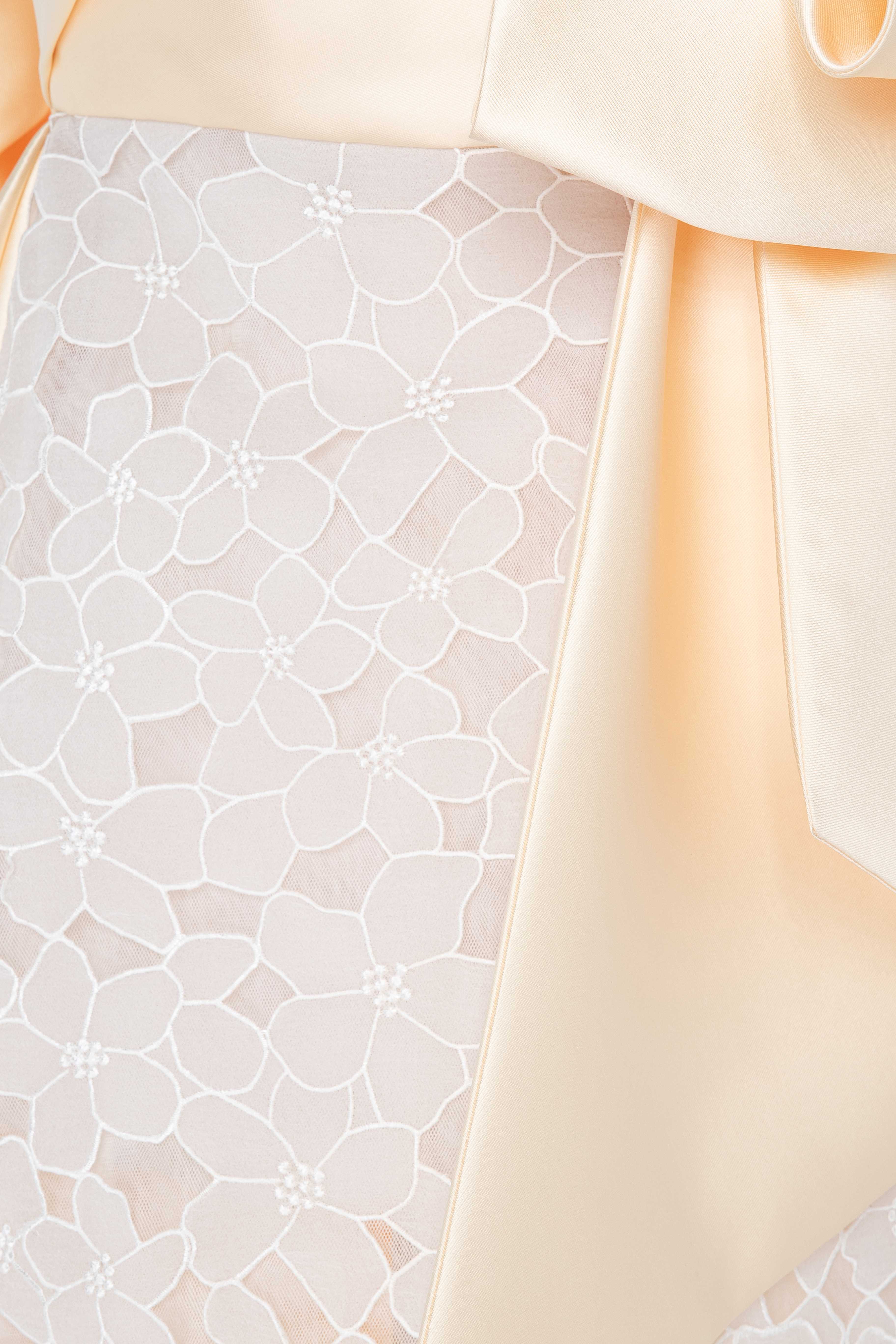 فستان قصير مطرّز بنقشات زهرية وفيونكات