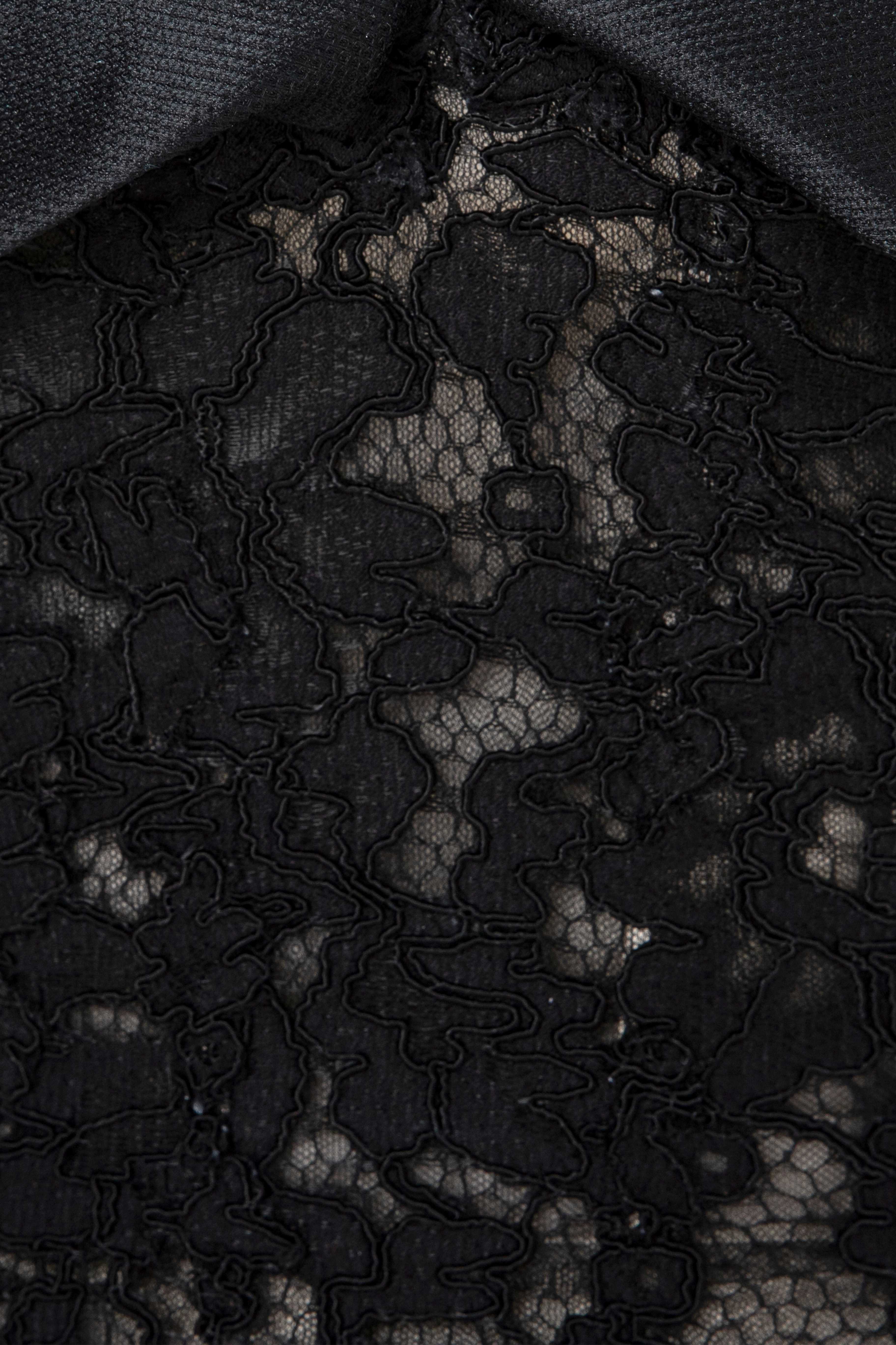 فستان من الدانتيل مع قطعة منسدلة بشكل متماثل على الكتفين