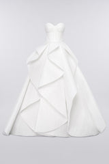 Outstanding strapless volume wedding dress with extravagant geometrical pleats