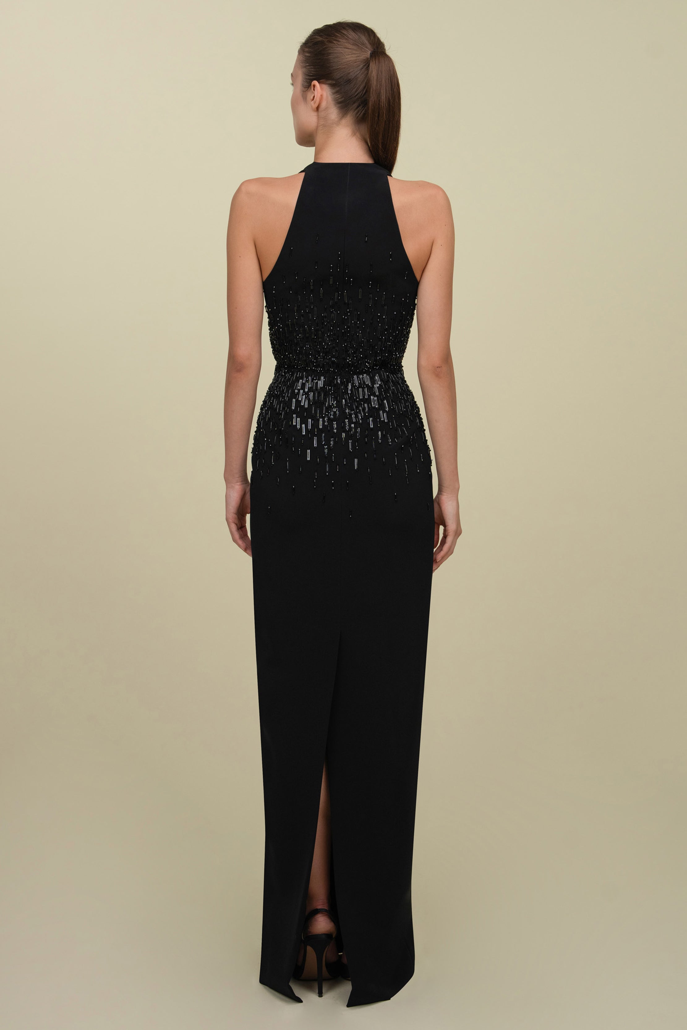 فستان ياقة هالتر منسدلة مزين بالخرز