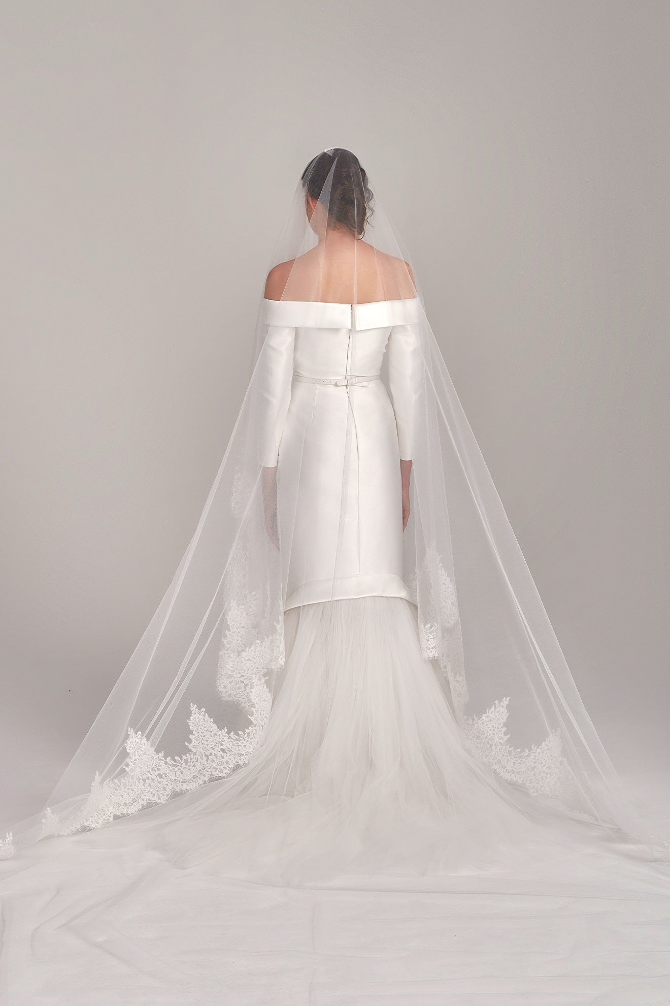 SNOW WHITE TULLE VEIL WITH LACE BORDER